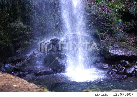 夕日の滝 123079907