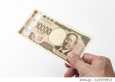 一万円札を持つ手元 一万円札を持つ手元 123079913