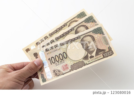 三万円を持つ手元 三万円を持つ手元 123080016