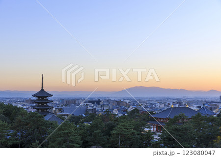 奈良の夕景 興福寺五重塔と街並み(奈良県奈良市) 奈良の夕景 興福寺五重塔と街並み(奈良県奈良市) 123080047