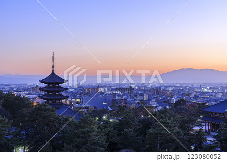 奈良の夕景　興福寺五重塔と街並み（奈良県奈良市） 123080052