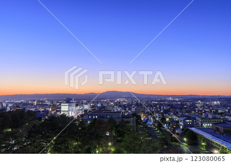 奈良の夕景　生駒山と街並み（奈良県奈良市） 123080065