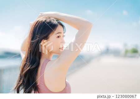 若い女性の屋外フィットネス＆ビューティーイメージ 123080067