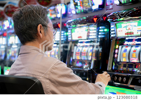 パチンコ、スロットを楽しむ男性 パチンコ、スロットを楽しむ男性 123080318