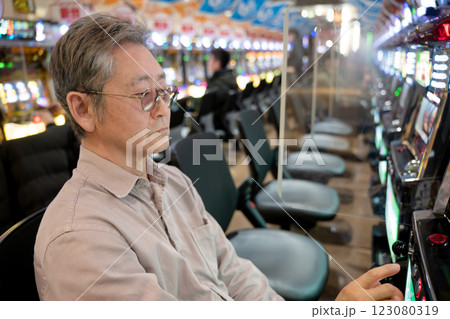 パチンコ、スロットを楽しむ男性 123080319