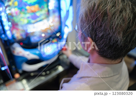 パチンコ、スロットを楽しむ男性 123080320