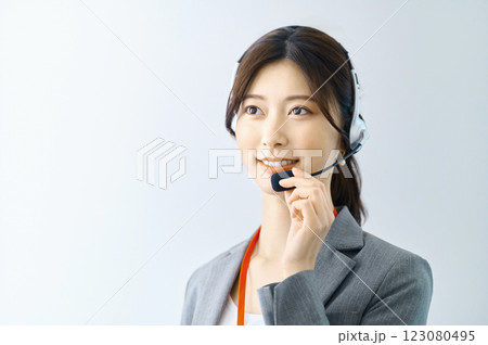 インカムをつけた女性オペレーター撮影協力:スカパー東京メディアセンター インカムをつけた女性オペレーター撮影協力:スカパー東京メディアセンター 123080495