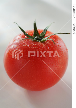 水滴のついたトマト (白バック) 123080548