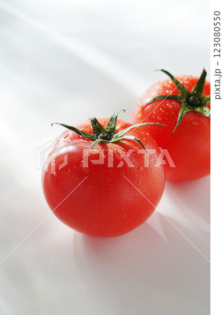 水滴のついたトマト (白バック) 水滴のついたトマト (白バック) 123080550