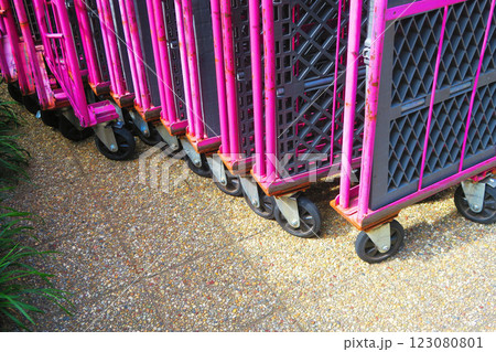 物流のカゴ台車（カゴテナー）が並んでいる風景 123080801