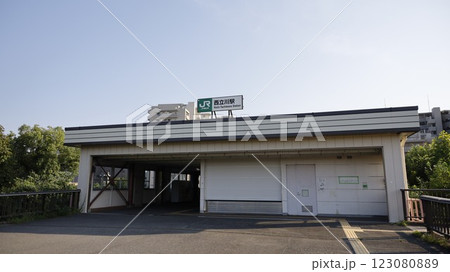 JR青梅線の西立川駅、昭和記念公園に直結している公園口 JR青梅線の西立川駅、昭和記念公園に直結している公園口 123080889