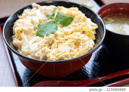 おいしい親子丼とみそ汁 123080998