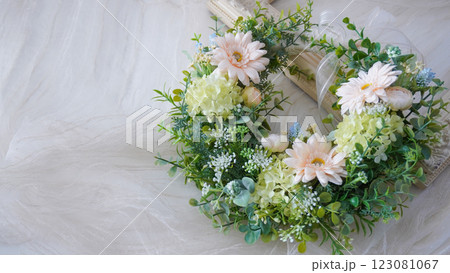 ナチュラルなガーベラのリース 123081067