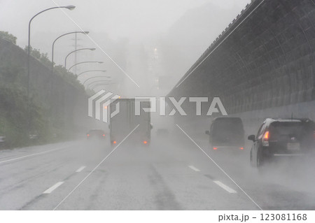 高速道路 雨天走行イメージ 高速道路 雨天走行イメージ 123081168