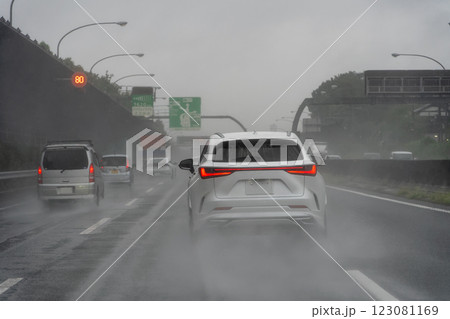 高速道路　雨天走行イメージ　 123081169