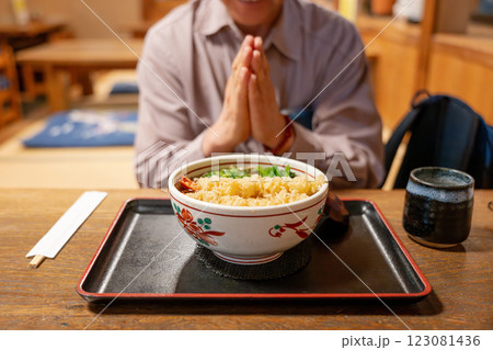 海老天蕎麦を食べる男性 海老天蕎麦を食べる男性 123081436