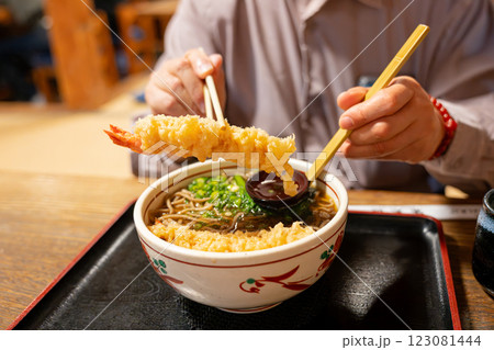 海老天蕎麦を食べる男性 海老天蕎麦を食べる男性 123081444