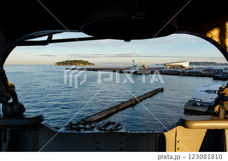 記念艦三笠の砲室から　神奈川県横須賀市 123081810