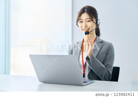 インカムをつけた女性オペレーター撮影協力:スカパー東京メディアセンター 123082411