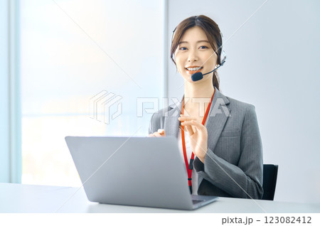 インカムをつけた女性オペレーター撮影協力:スカパー東京メディアセンター インカムをつけた女性オペレーター撮影協力:スカパー東京メディアセンター 123082412