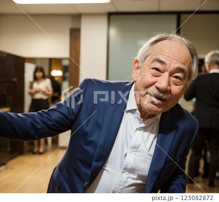 アクティブシニア　おじいちゃん　スーツ 123082872