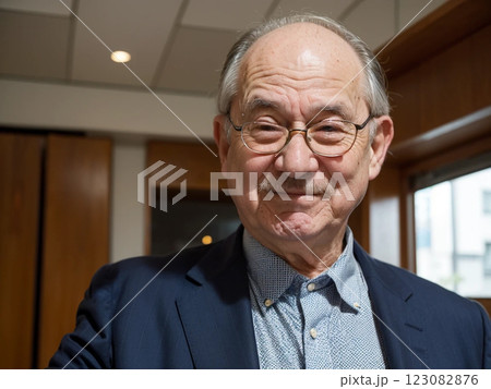 アクティブシニア　おじいちゃん　スーツ 123082876