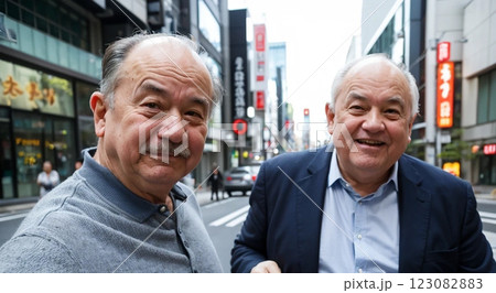 アクティブシニア　おじいちゃん　スーツ 123082883