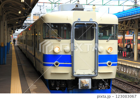 北陸本線 普通列車 直江津駅 北陸本線 普通列車 直江津駅 123083067