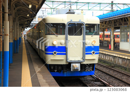北陸本線 普通列車 直江津駅 北陸本線 普通列車 直江津駅 123083068