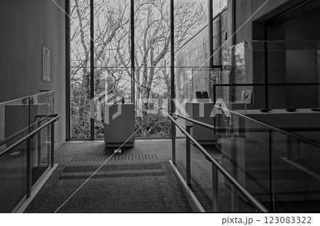 三重県の美術館 パラミタミュージアム展示スロープ 123083322