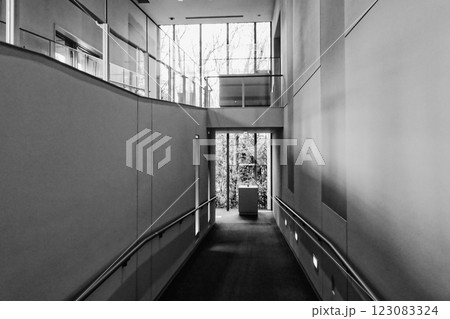 三重県の美術館 パラミタミュージアム展示スロープ 三重県の美術館 パラミタミュージアム展示スロープ 123083324
