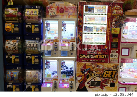 面白いレトロな雑貨屋さんのお店 面白いレトロな雑貨屋さんのお店 123083344