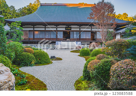 浜松市にある紅葉の色付き始めた龍潭寺の風景(静岡県) 123083588