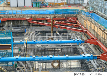 山留材と建設現場 123083620