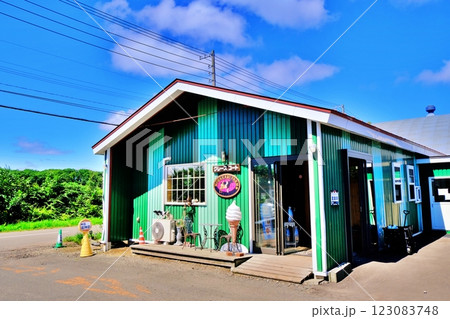 むらかみ牧場・グレースコートの風景 (北海道恵庭市) むらかみ牧場・グレースコートの風景 (北海道恵庭市) 123083748