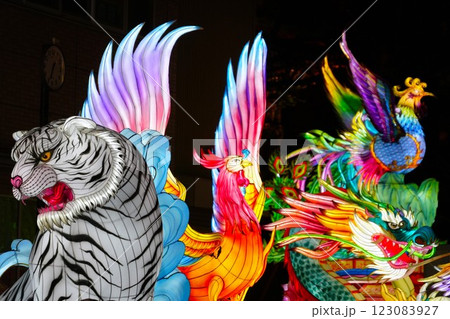 春節の飾り(ライトアップされた神獣のオブジェ) 春節の飾り(ライトアップされた神獣のオブジェ) 123083927