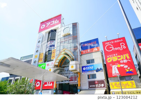 中野駅前の風景 123084212