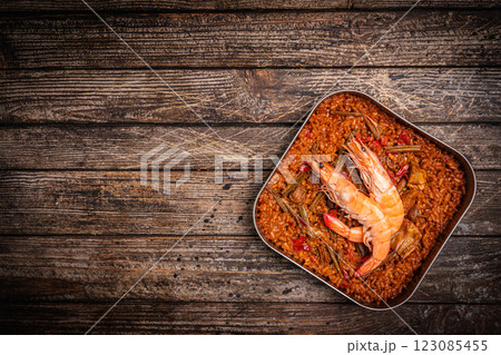 Spanish paella in a metal plate 123085455