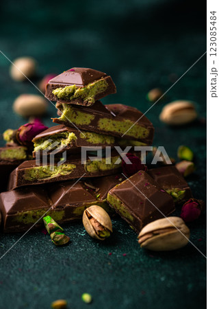 Dubai chocolate with kadayif pistachio filling 123085484