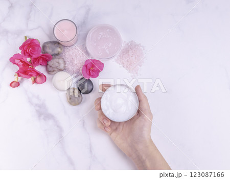 Woman hand holding natural body lotion in a spa salon 123087166