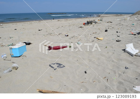 海岸の漂着物 環境問題 ゴミ問題 123089193