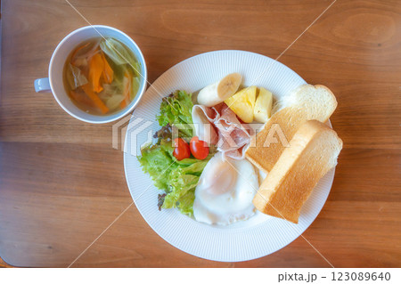 洋風モーニングプレート トーストと目玉焼きの朝食 洋風モーニングプレート トーストと目玉焼きの朝食 123089640