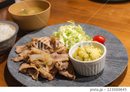 家庭で作る豚の生姜焼き定食とご飯と味噌汁 家庭で作る豚の生姜焼き定食とご飯と味噌汁 123089645