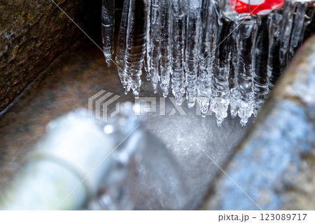 ホースから出る天然水の水飛沫で出来たつらら ホースから出る天然水の水飛沫で出来たつらら 123089717