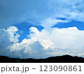 山にかかる雲 123090861
