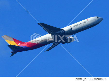 アシアナ航空767カーゴジェット離陸上昇 123090896