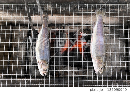 炭火で焼く魚 123090940