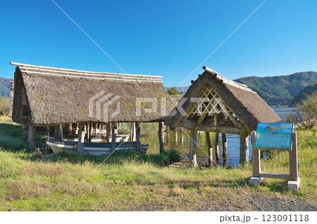 【茅葺きの舟小屋 (三方五湖)】 福井県三方上中郡若狭町海山 【茅葺きの舟小屋 (三方五湖)】 福井県三方上中郡若狭町海山 123091118