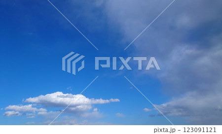 雲と深めの青空 123091121