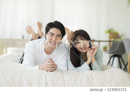 ベッドで眠るカップル ベッドで眠るカップル 123091151